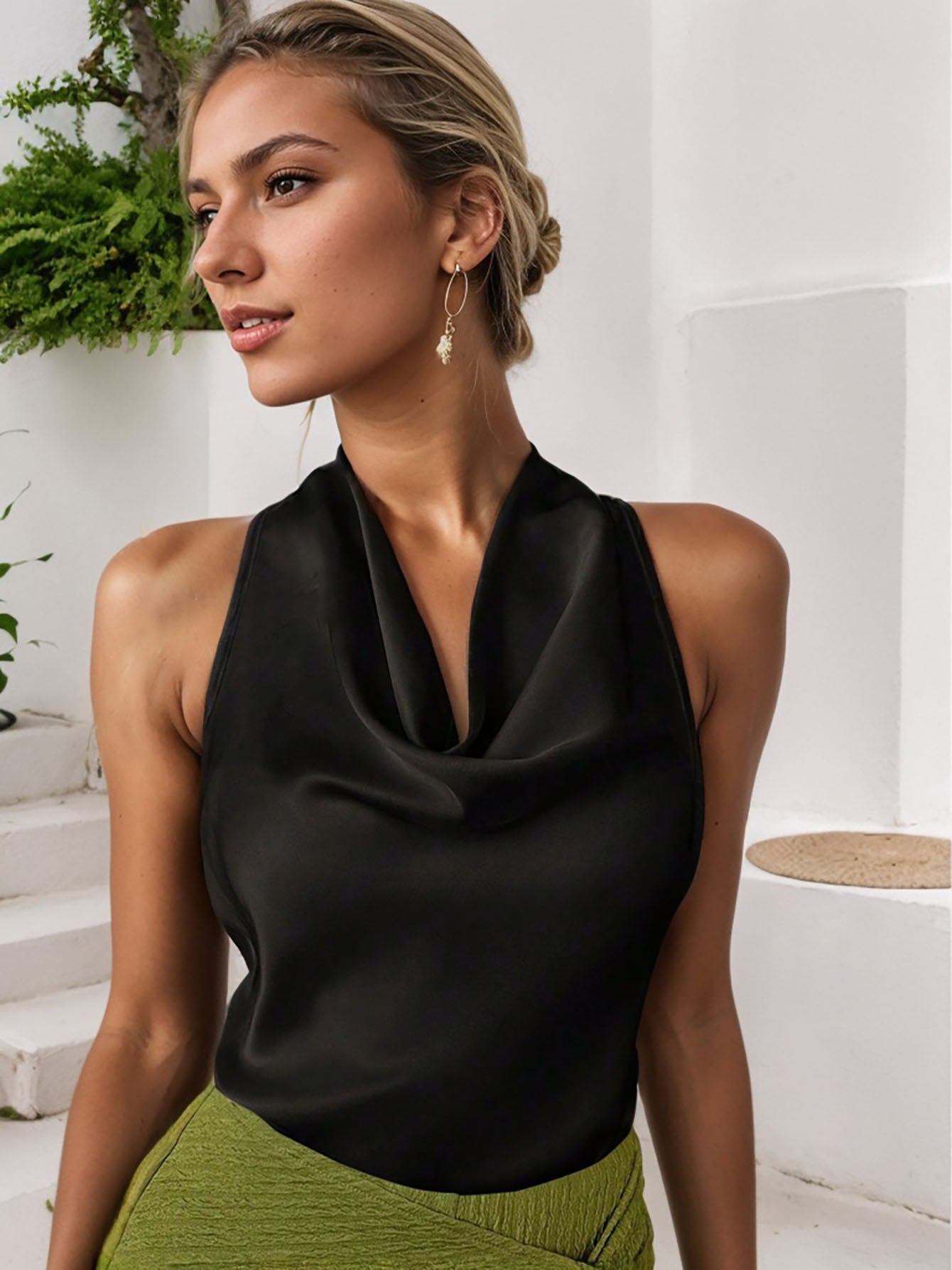 Débardeur Dos Nu Col Balayant Femme — Minimalisme Audacieux