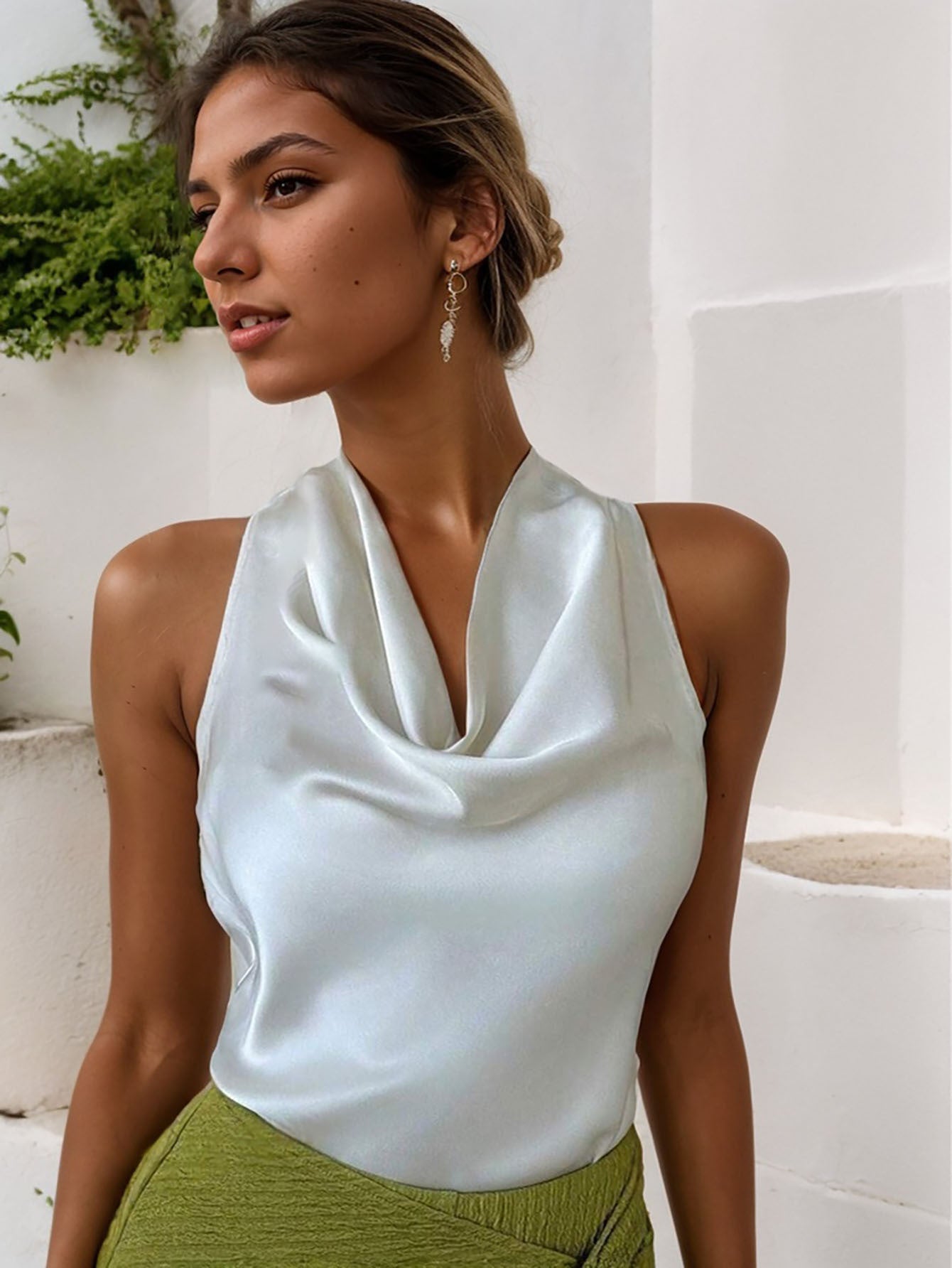 Débardeur Dos Nu Col Balayant Femme — Minimalisme Audacieux