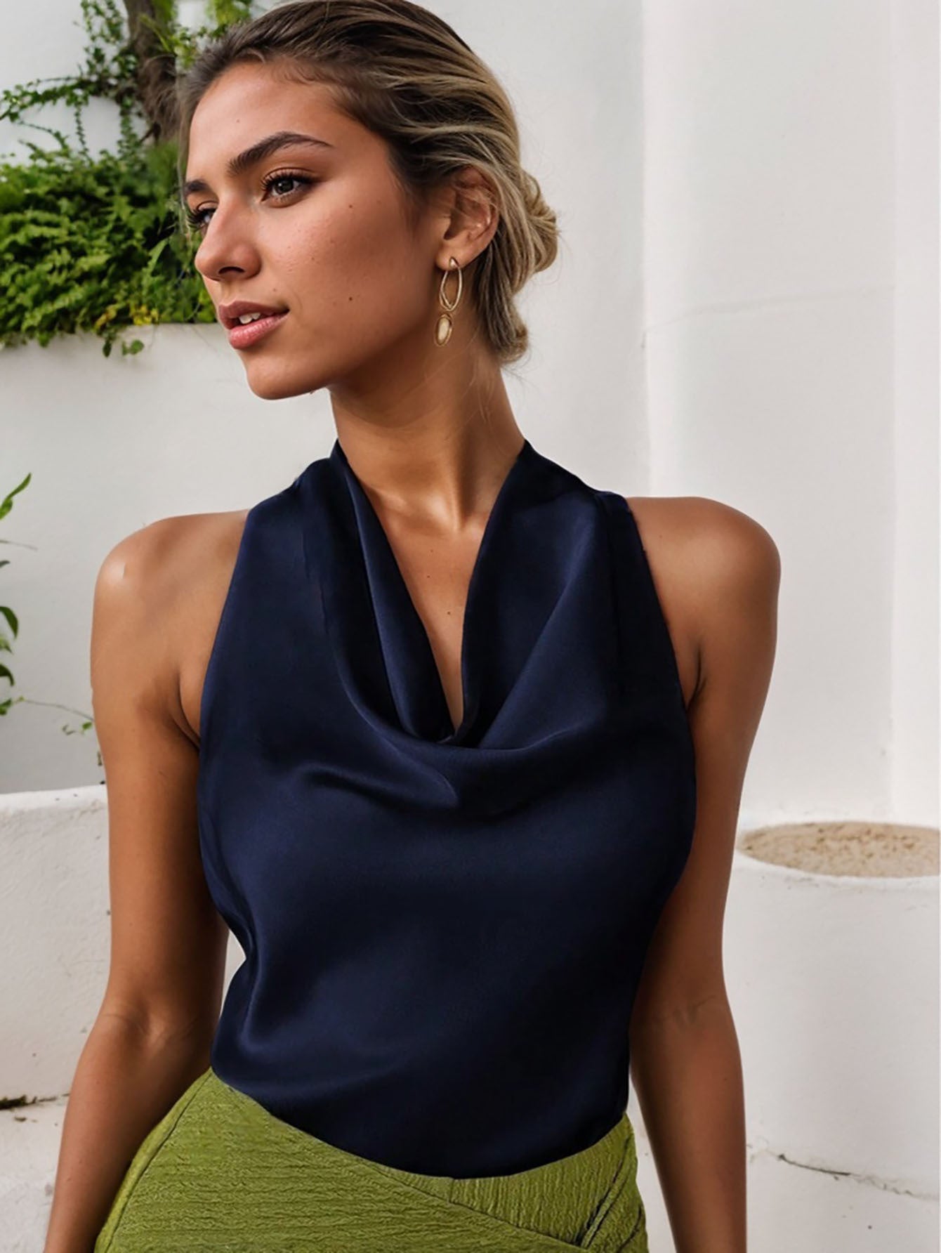 Débardeur Dos Nu Col Balayant Femme — Minimalisme Audacieux